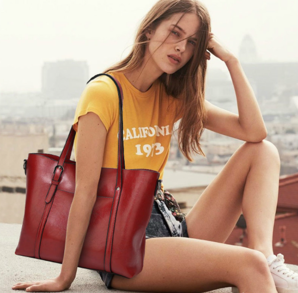 Bolsa Feminina de Ombro em Couro Genuino - Mulher Elegante