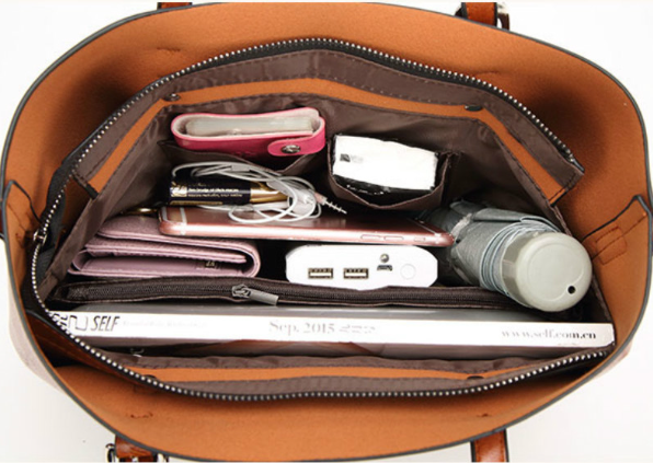 Bolsa Feminina de Ombro em Couro Genuino - Mulher Elegante