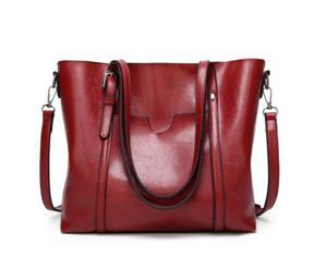 Bolsa Feminina de Ombro em Couro Genuino - Mulher Elegante