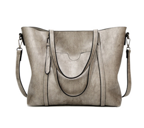 Bolsa Feminina de Ombro em Couro Genuino - Mulher Elegante