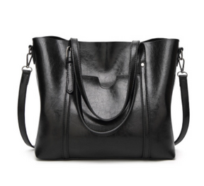 Bolsa Feminina de Ombro em Couro Genuino - Mulher Elegante