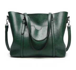 Bolsa Feminina de Ombro em Couro Genuino - Mulher Elegante