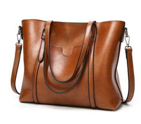 Bolsa Feminina de Ombro em Couro Genuino - Mulher Elegante