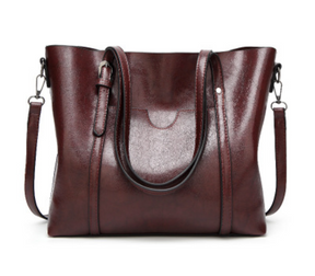Bolsa Feminina de Ombro em Couro Genuino - Mulher Elegante
