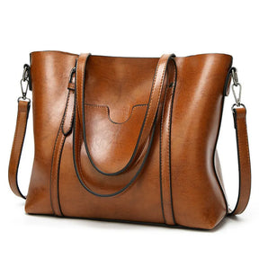 Bolsa Feminina de Ombro em Couro Genuino - Mulher Elegante